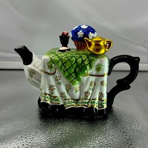 Vintage tea pot shaped creamer with lid, that looks like a breakfast tab…